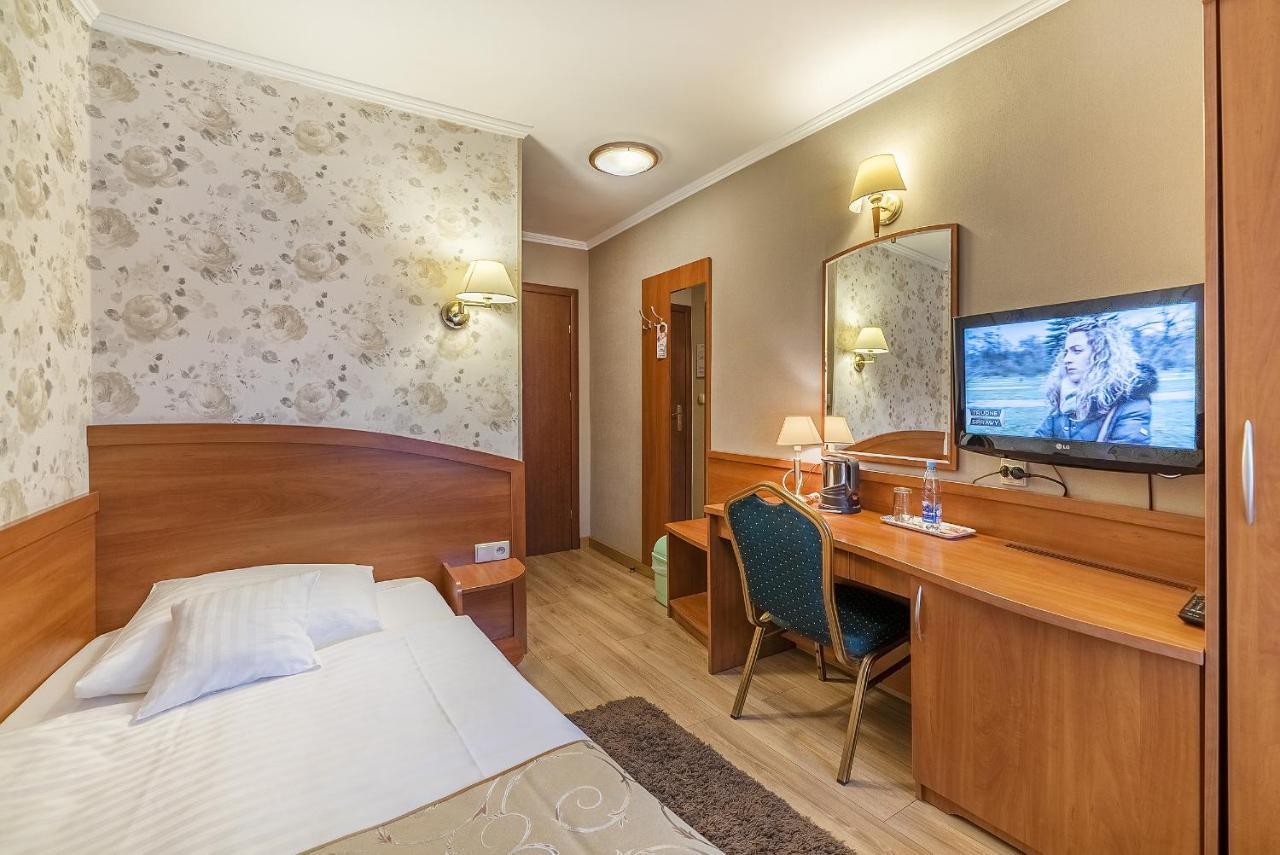 Hotel Doris Oborniki Exterior photo